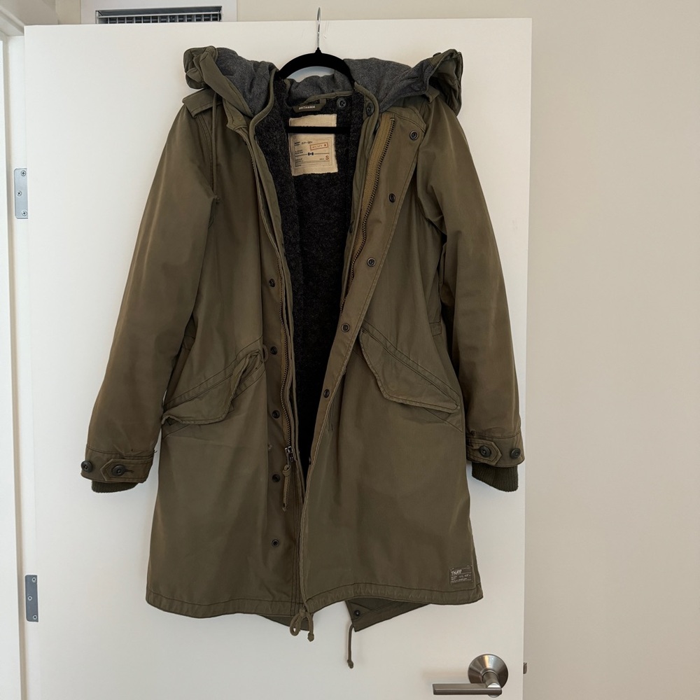 Aritzia Britannia water repellent parka - size Small